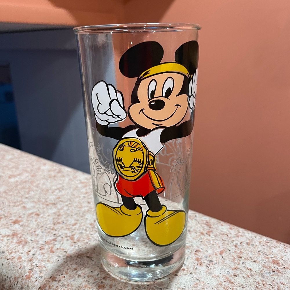 VINTAGE 1970’s RARE WALT DISNEY PRODUCTIONS MICKEY MOUSE “THE CHAMP” 12 OZ GLASS